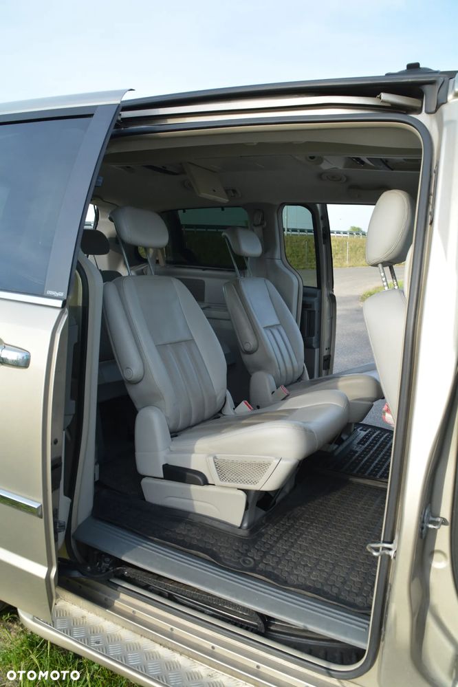 Chrysler Town & Country - 15