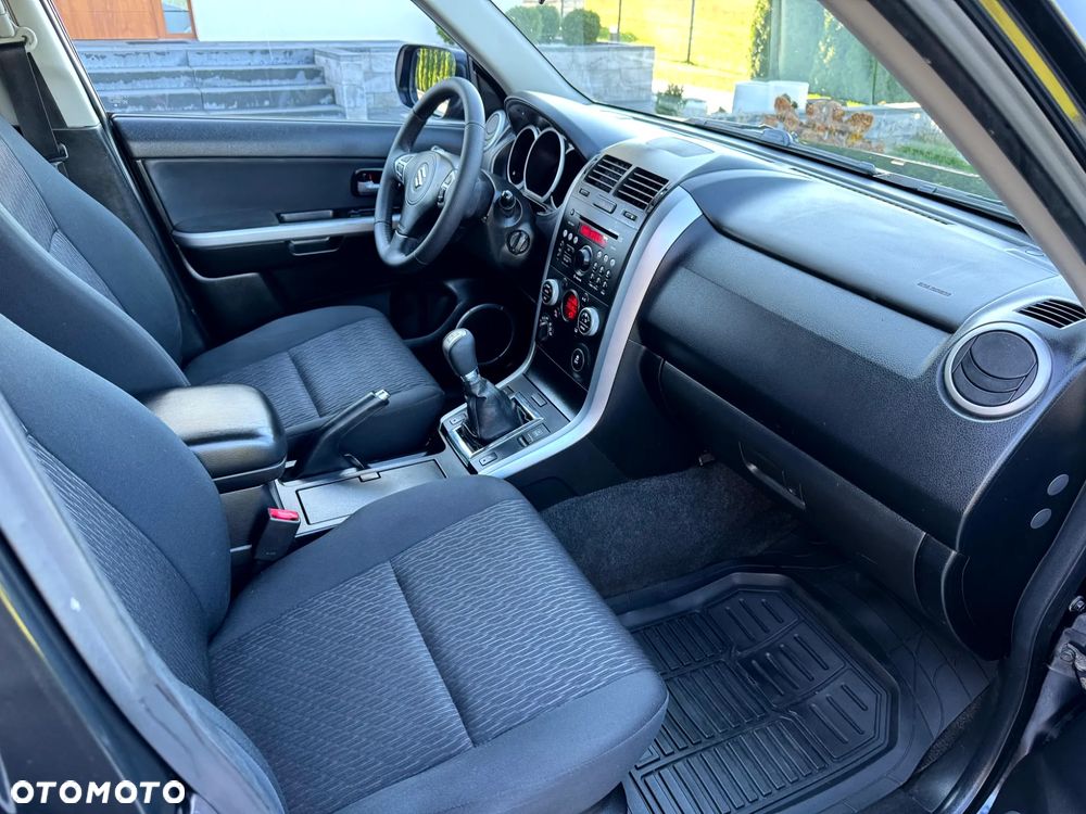 Suzuki Grand Vitara 2.4 De Luxe - 11