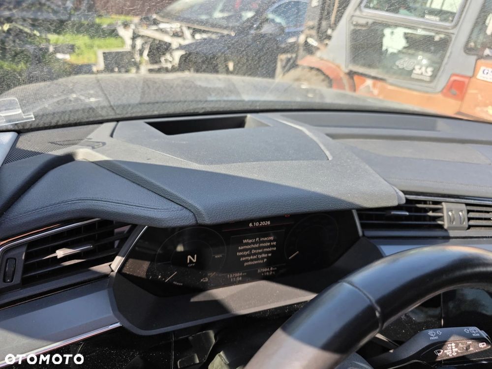 DESKA ROZDZIELCZA KOKPIT AUDI E TRON 55 QUATTRO - 2