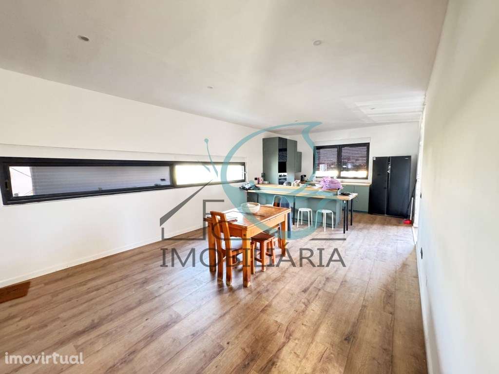 Moradia contemporânea T3 com piscina e vista sobre Almada e Ponte 2... - Grande imagem: 5/16