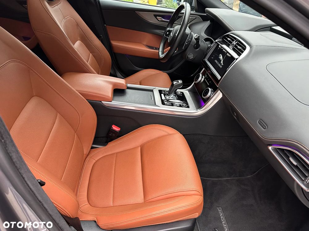Jaguar XE 2.0 P250 R-Dynamic Black - 14