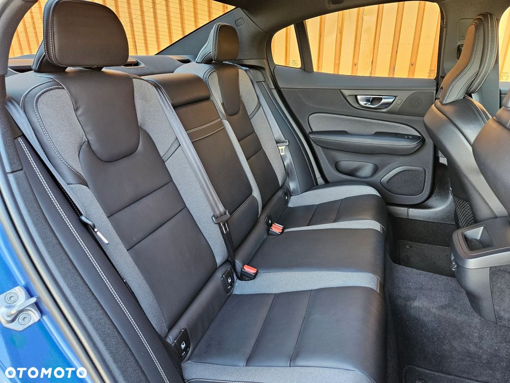 Volvo S60 B4 B R-Design - 9
