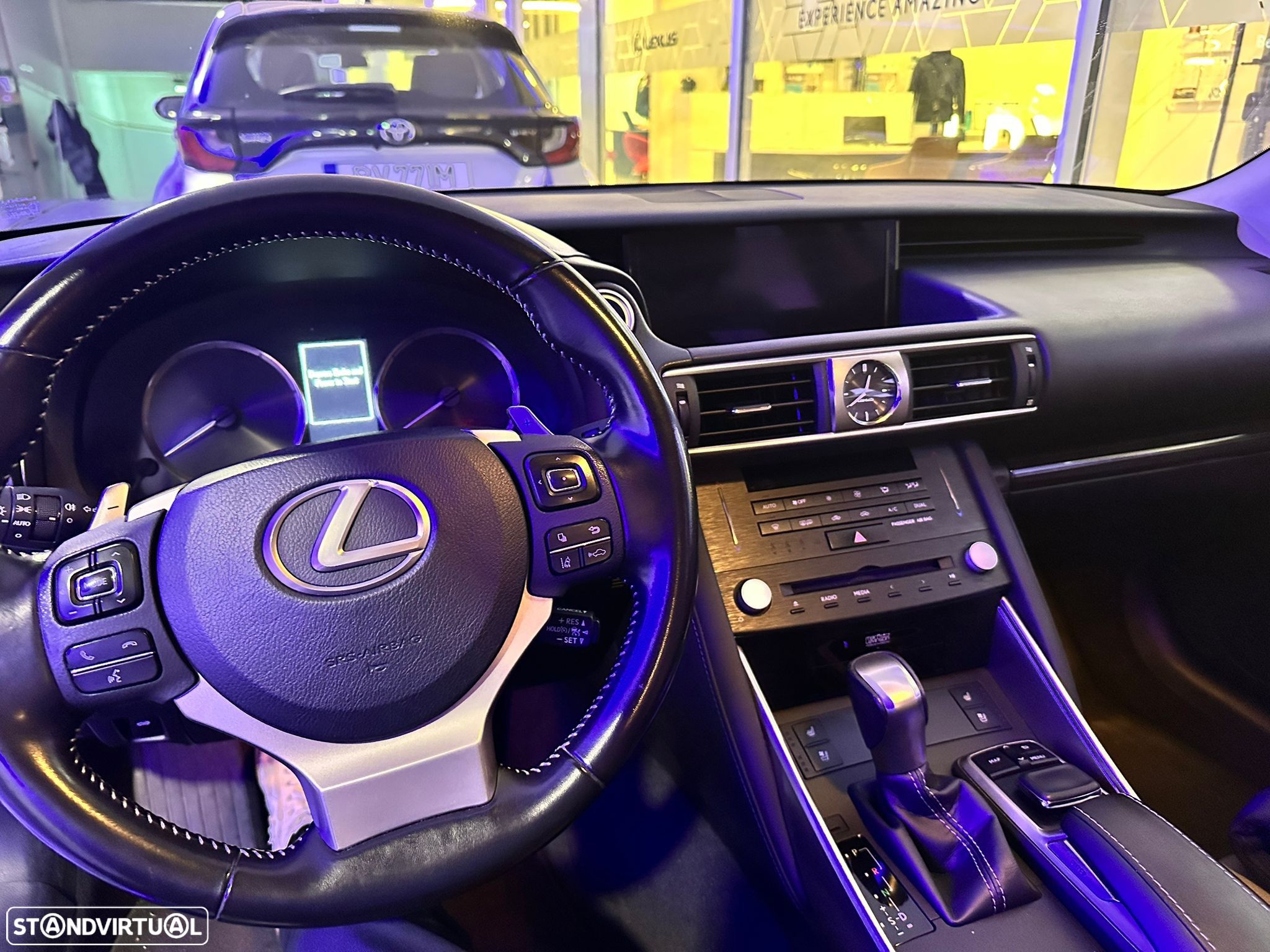 Lexus IS 300H Luxury - 1
