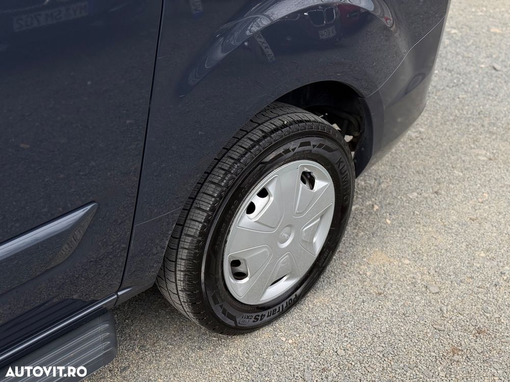 Ford Tourneo Custom - 28