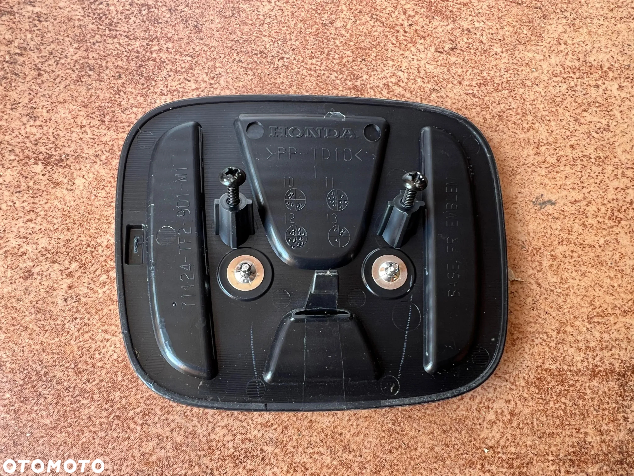 ZNACZEK EMBLEMAT W GRILL ZDERZAKA PRZEDNIEGO HONDA JAZZ III LIFT HYBRYDA 2011 - 2014 - 2
