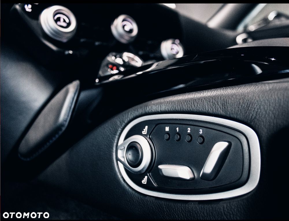 Aston Martin Vantage - 9
