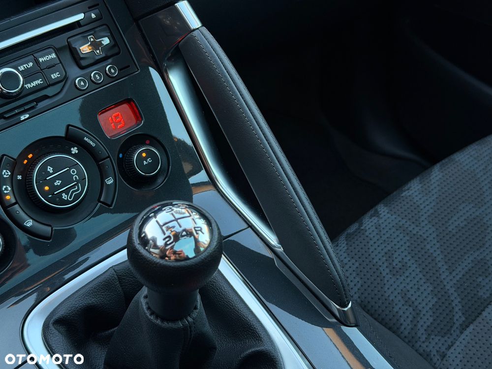 Peugeot 3008 120 VTi Style - 36