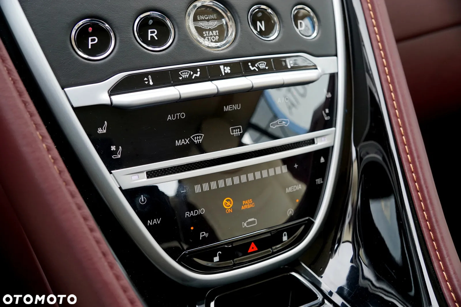 Aston Martin DBS Superleggera Standard - 36