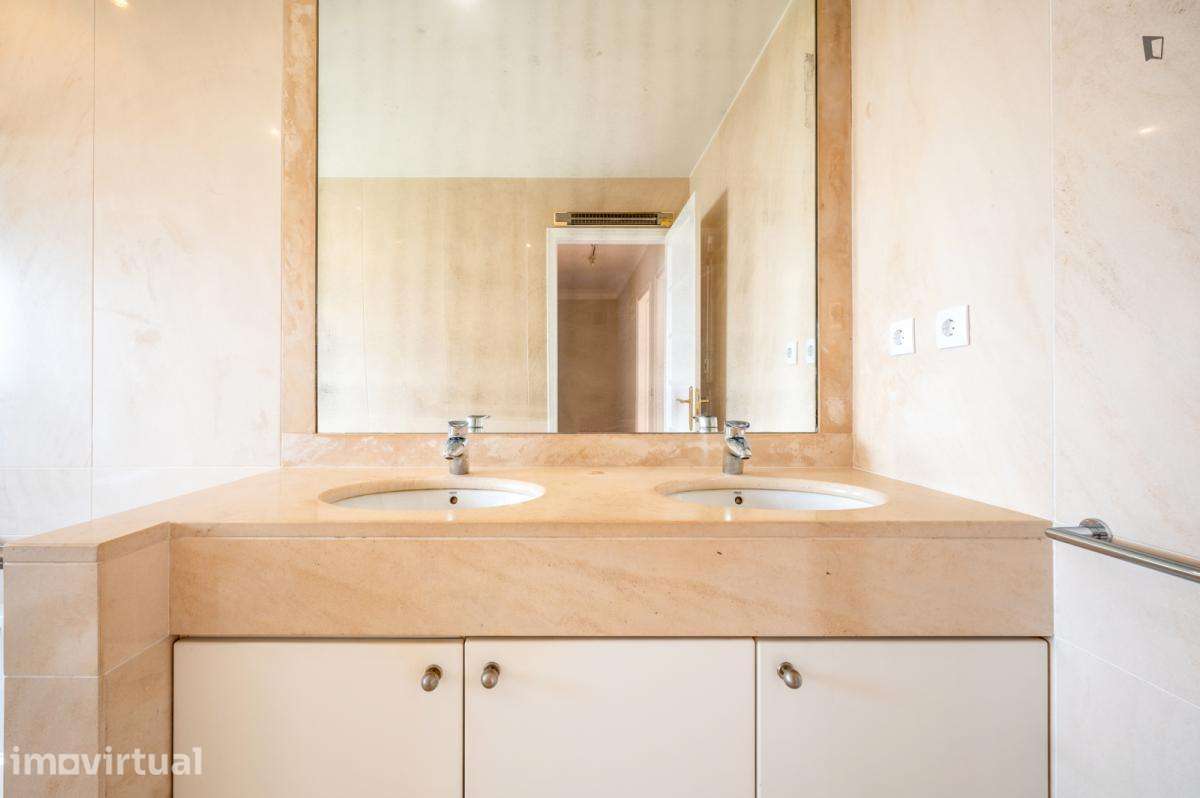 Quarto - localizado em Roma-Areeiro Lisbon - Grande imagem: 5/17