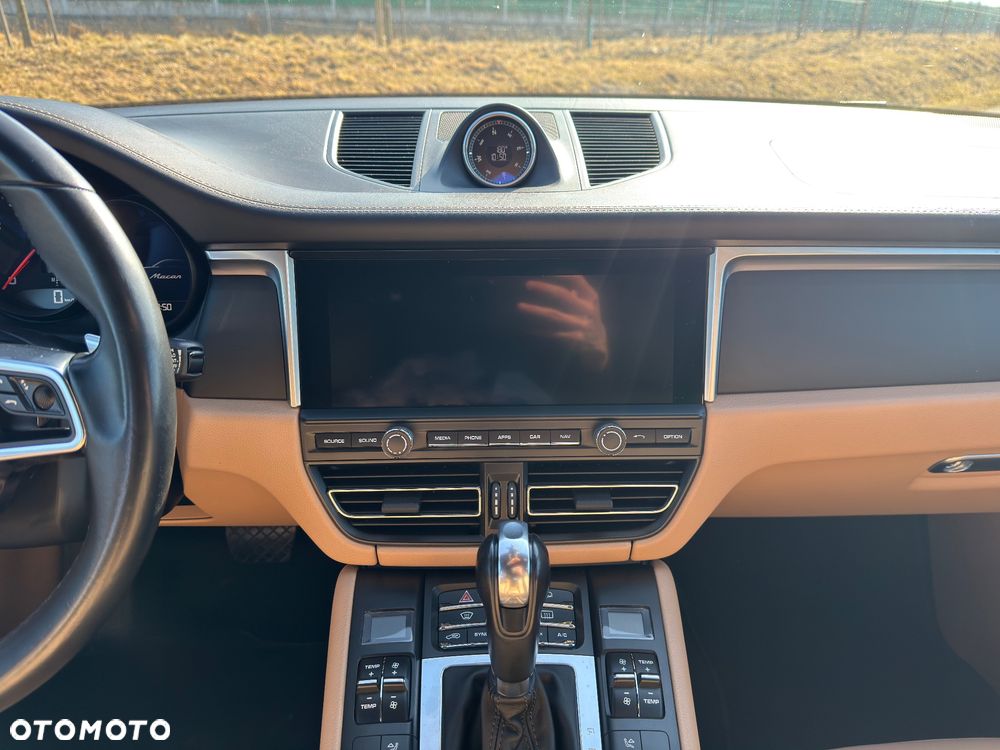 Porsche Macan - 24