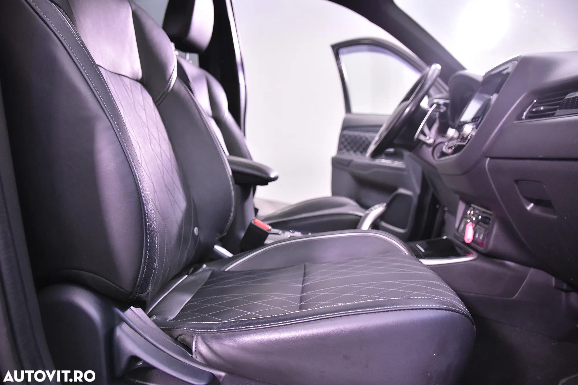 Mitsubishi Outlander - 11