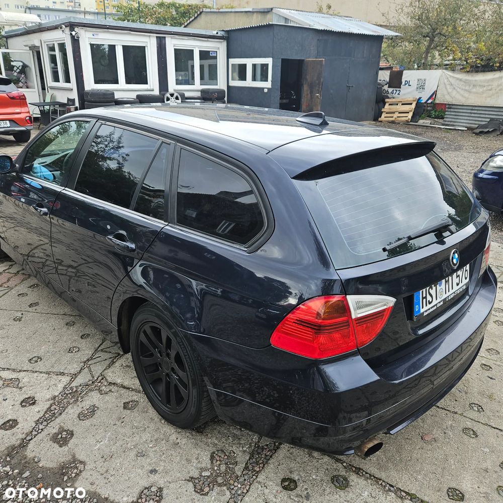 BMW Seria 3 318i Touring - 13
