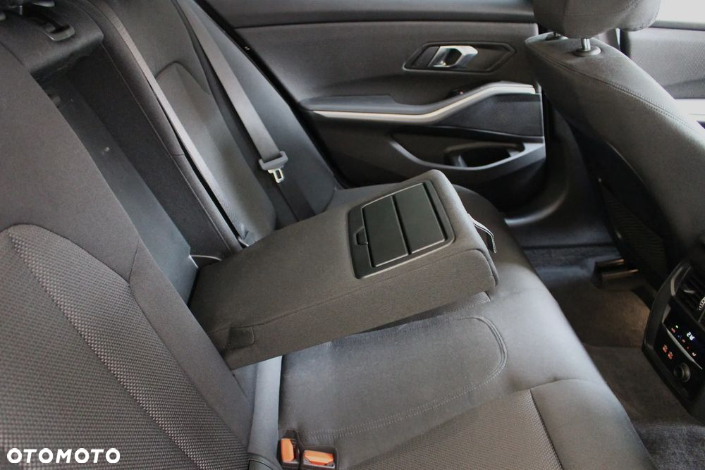 BMW Seria 3 318d Sport Line - 21