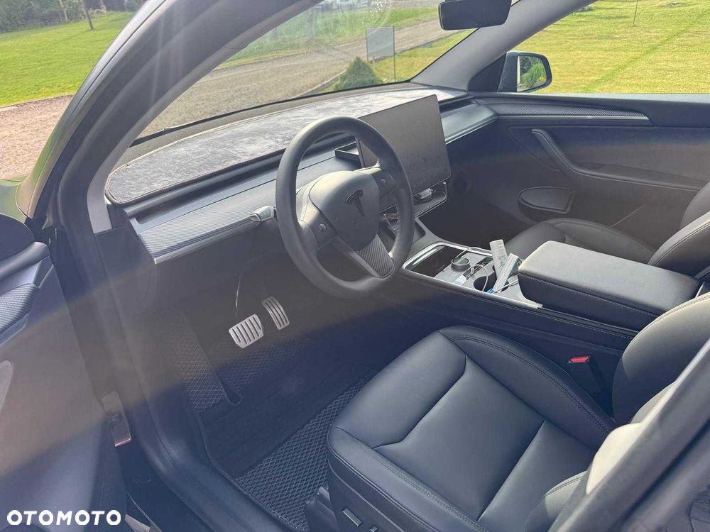 Tesla Model Y - 8
