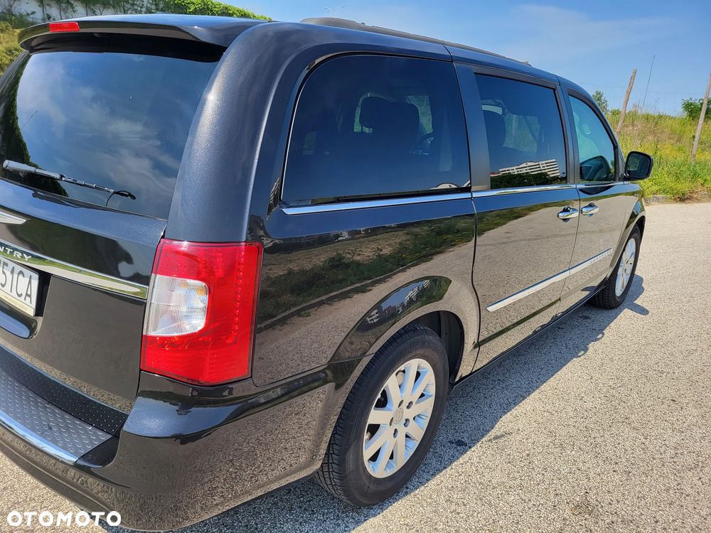 Chrysler Town & Country - 4