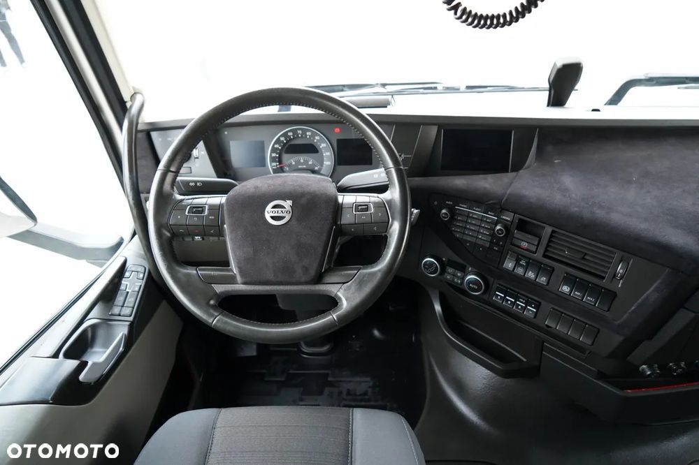 Volvo FH 500 / KLIMATYZACJA POSTOJOWA / CAŁA NA PODUSZAKCH / EURO 6 - 28