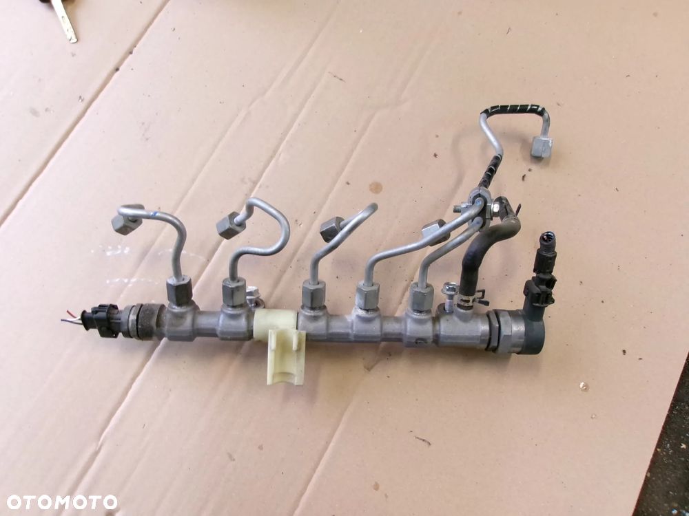 LISTWA WTRYSKOWA YARIS AURIS COROLLA  1.4 D4D  09-20 - 1