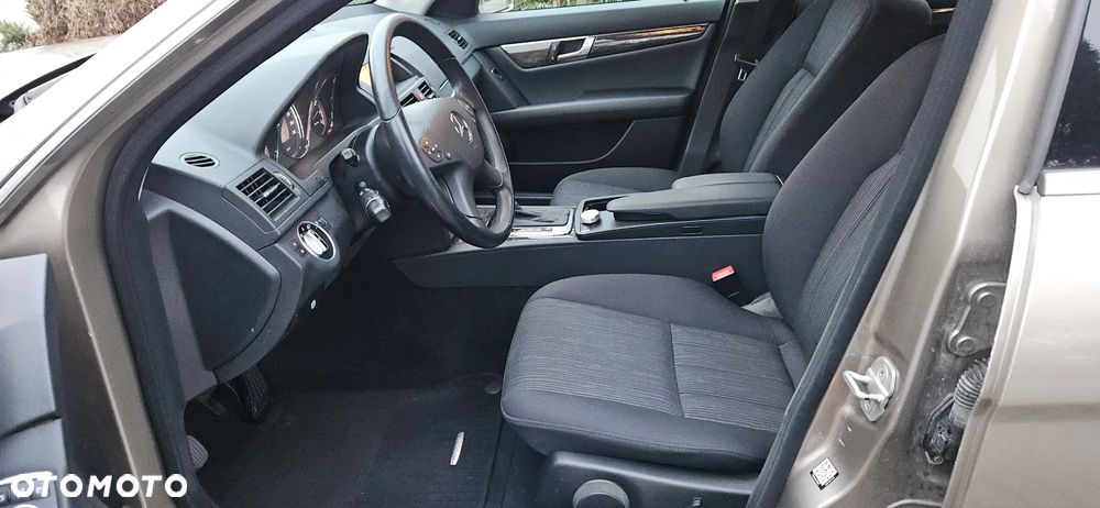 Mercedes-Benz Klasa C 180 T CGI Automatik BlueEFFICIENCY Avantgarde - 23