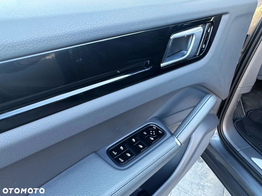 Porsche Cayenne Platinum Edition - 9