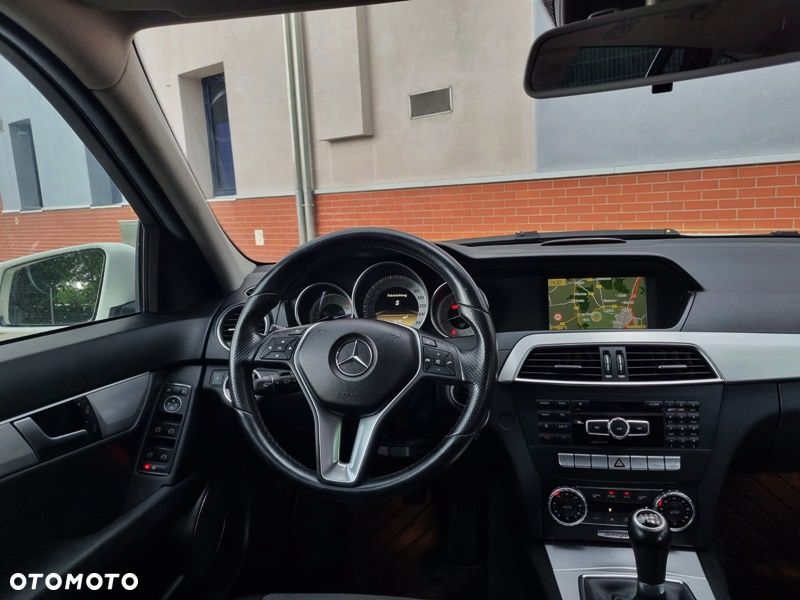 Mercedes-Benz Klasa C 180 CGI BlueEFFICIENCY Avantgarde - 11