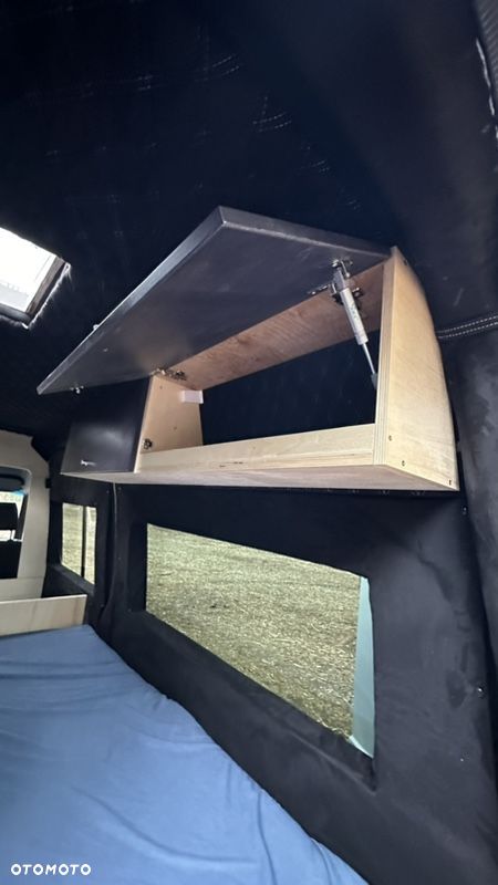 Mercedes-Benz Sprinter 910 - 11