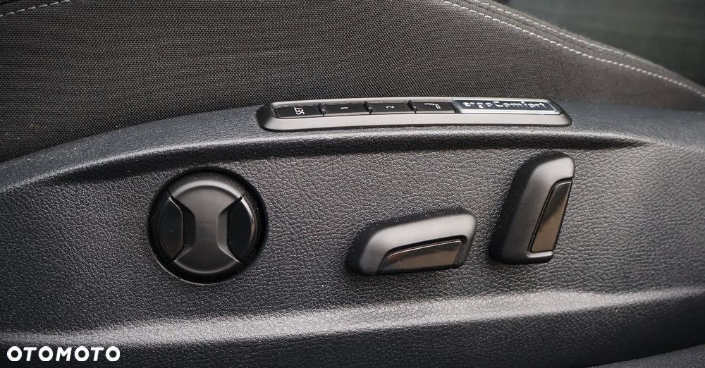 Volkswagen Passat Variant 2.0 TDI SCR DSG 4Motion Business - 17