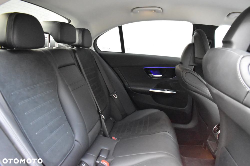 Mercedes-Benz Klasa C 180 9G-TRONIC AMG Line - 20