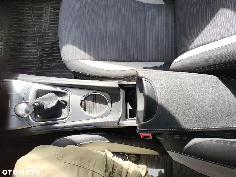 Toyota Avensis 1.8 Premium - 12