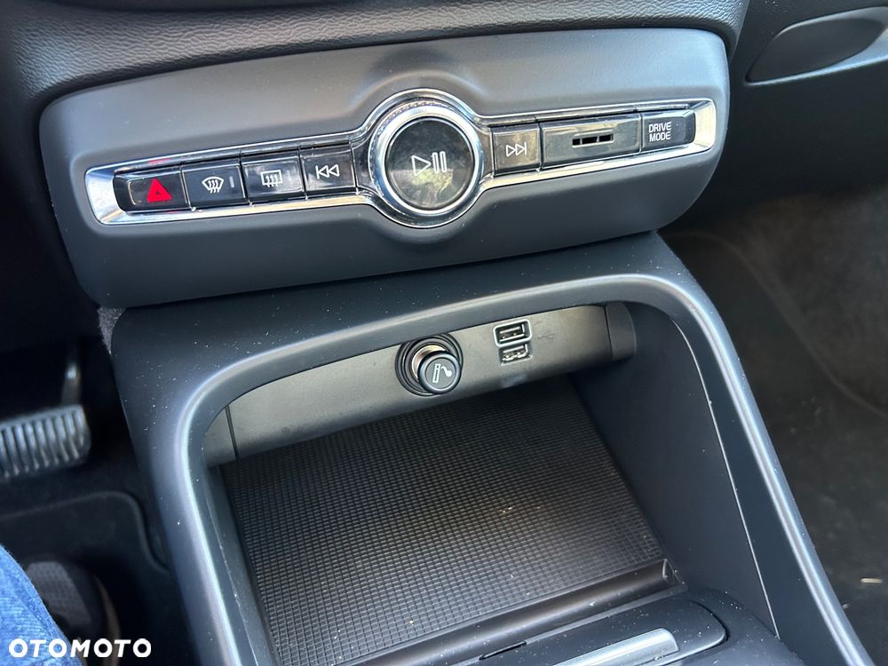 Volvo XC 40 T5 AWD Momentum Pro - 24