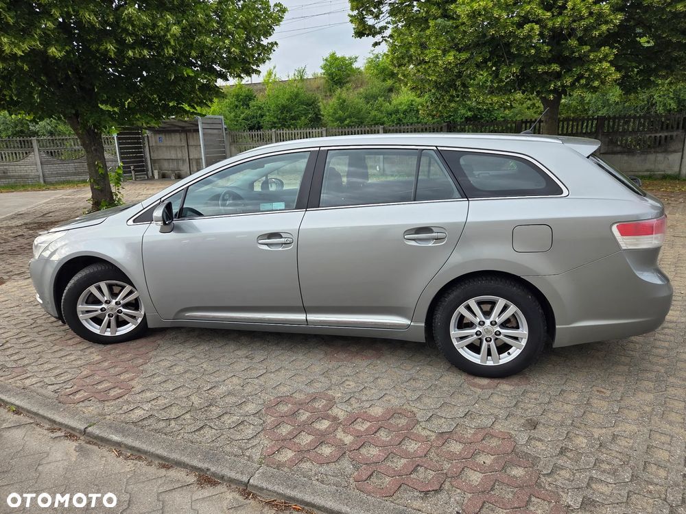 Toyota Avensis 2.0 D-4D Sol - 2
