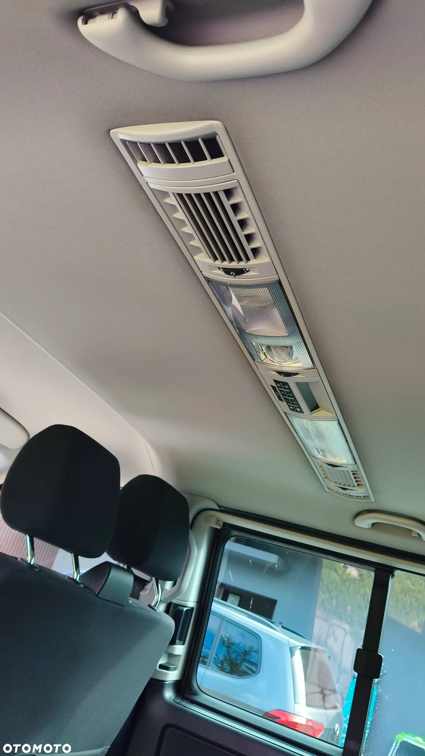 Volkswagen Caravelle - 8
