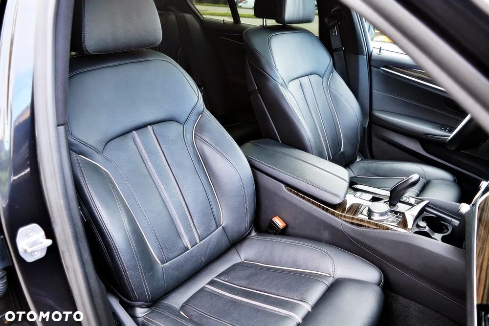 BMW Seria 5 M550i xDrive sport - 23