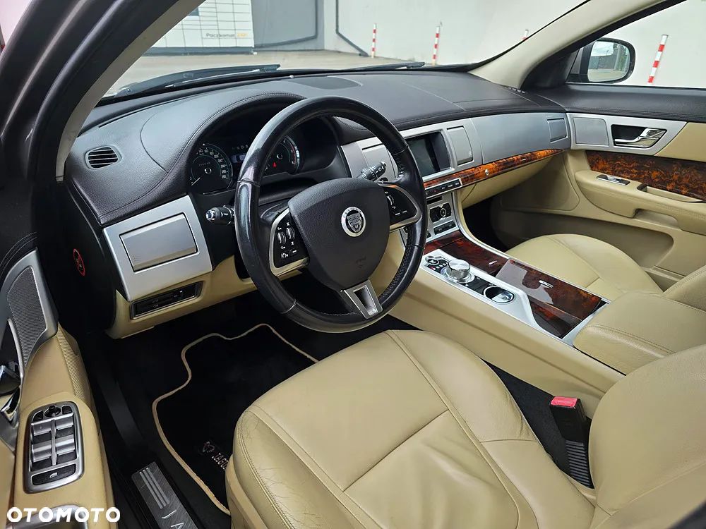 Jaguar XF 2.2 D Premium Luxury - 23