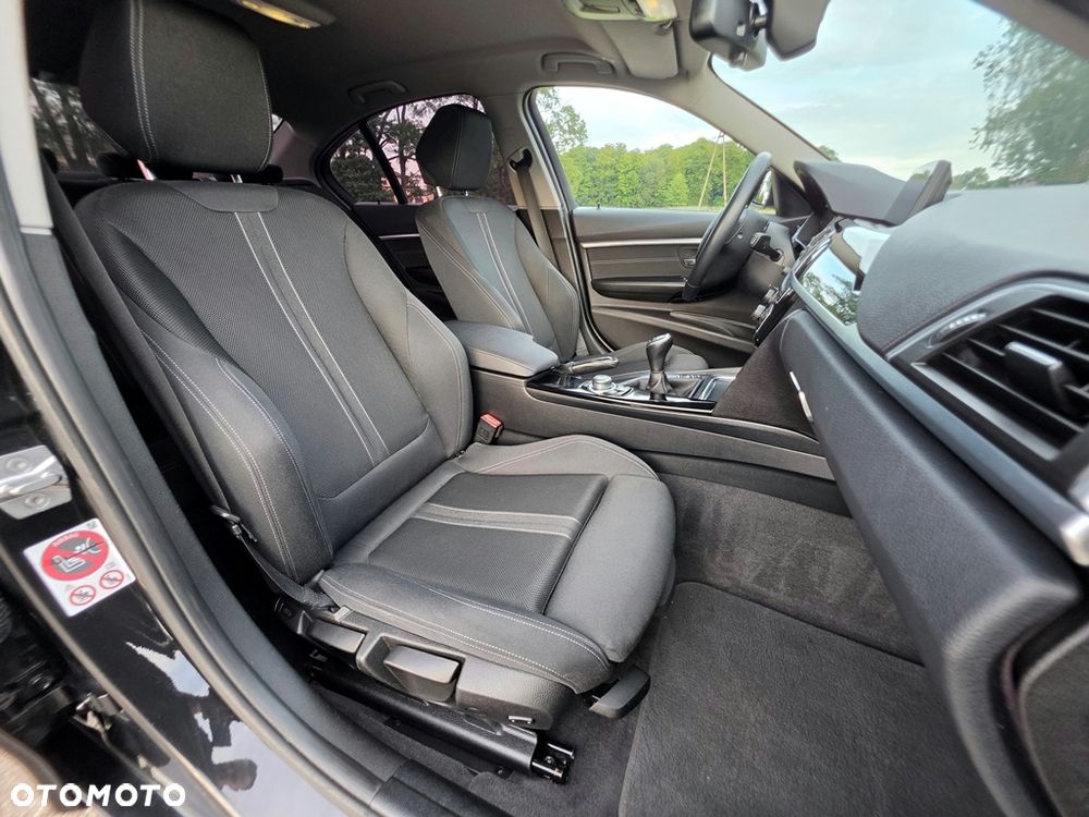 BMW Seria 3 318i Sport Line - 32
