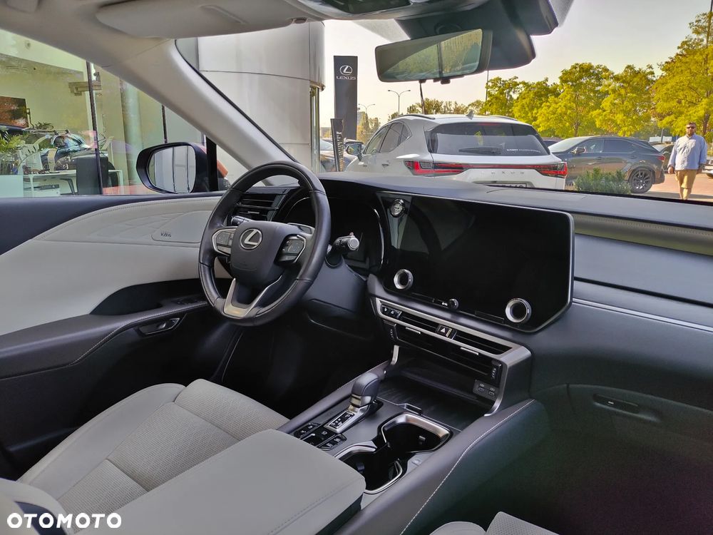 Lexus RX 450h+ Omotenashi - 28