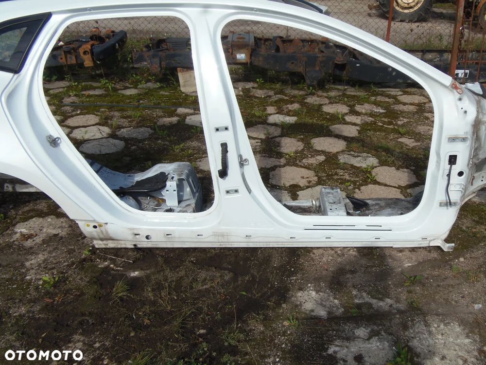 VOLVO V40 D3 2014R 1,6D PRÓG SŁUPEK ŚRODKOWY PRAWY 707-46 - 1