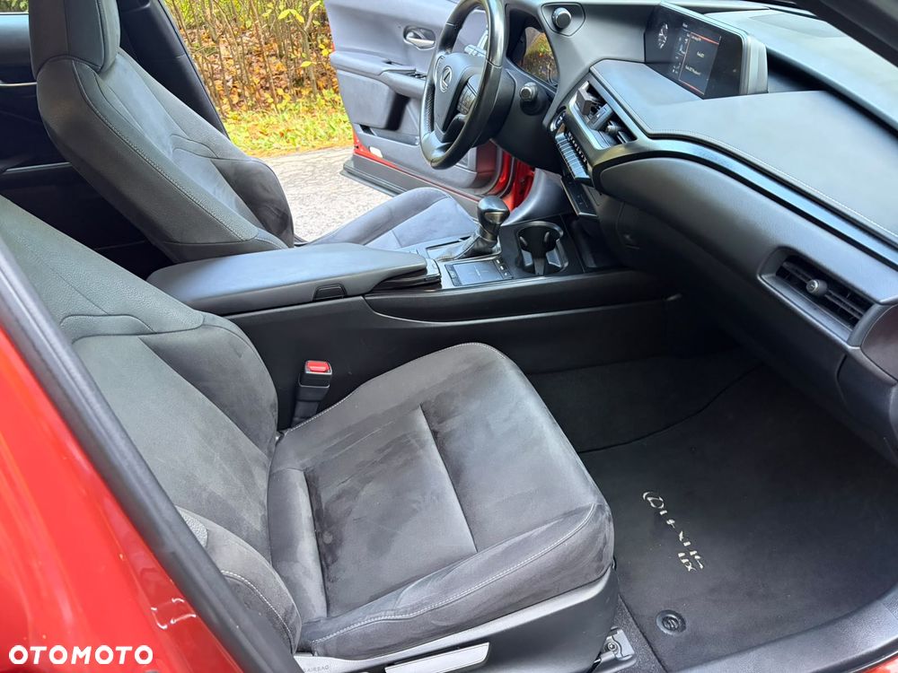 Lexus UX - 33