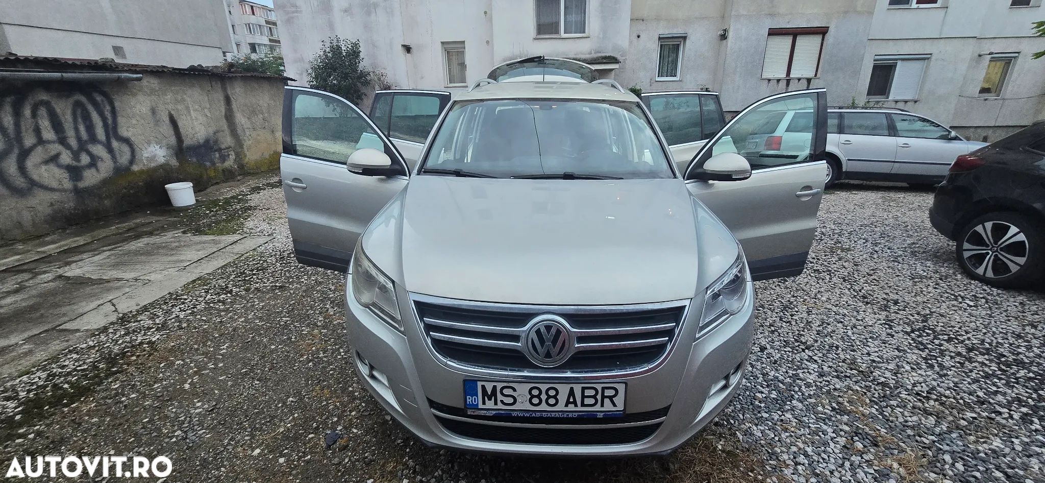 Volkswagen Tiguan - 1
