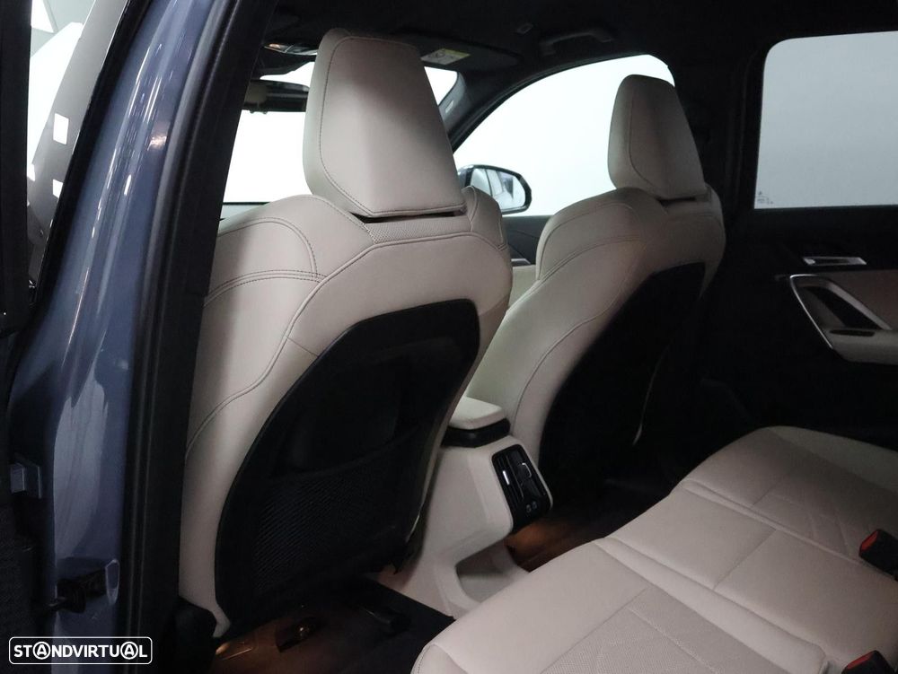 BMW iX1 eDrive20 Pack Desportivo M - 32