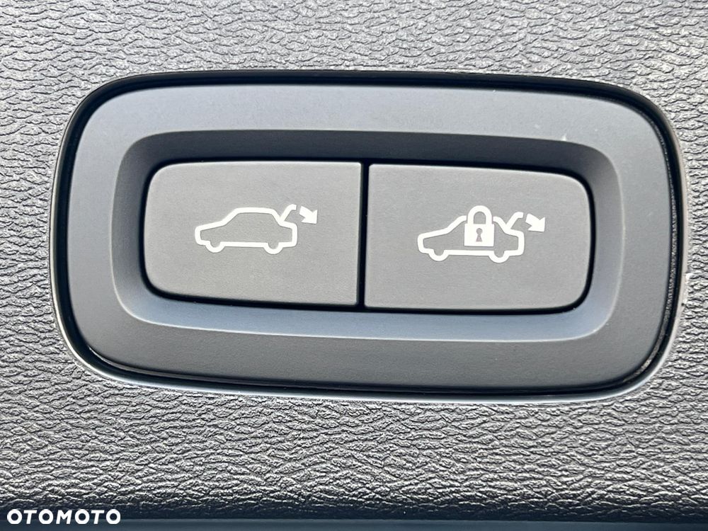 Volvo V60 B4 B Plus Dark - 32