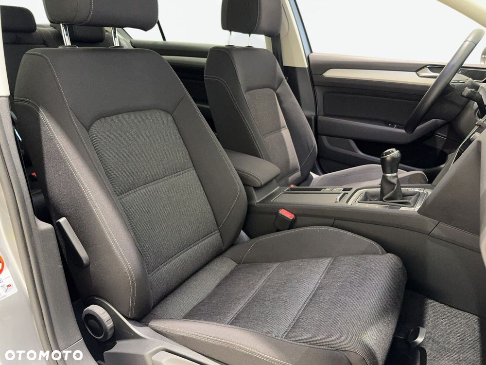 Volkswagen Passat 2.0 TDI SCR Comfortline - 16
