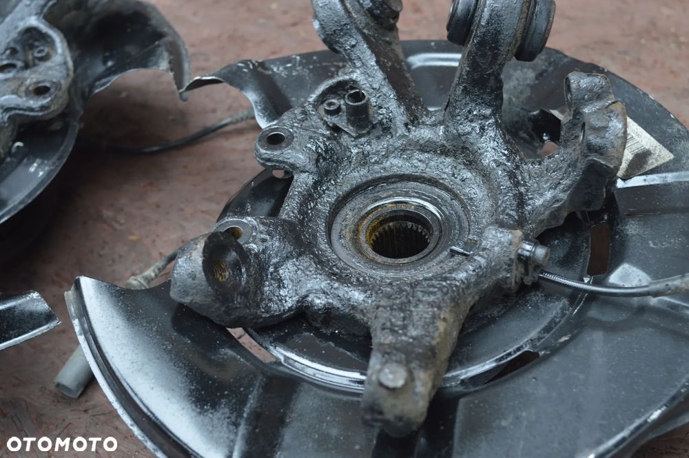 BMW E81 / E82 / E87 / E90 / E91 / E92 ORYGINALNA ZWROTNICA TYŁ LEWA / PRAWA / PIASTA TYŁ O NR.  33 32 6 774 807 / 33 32 6 757 735 / 33 32 6 774 808 OEM W DOBRYM STANIE - 15