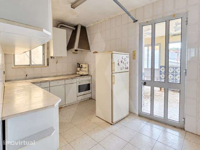 Moradia T2+1 com logradouro e terreno localizada em Esgueira