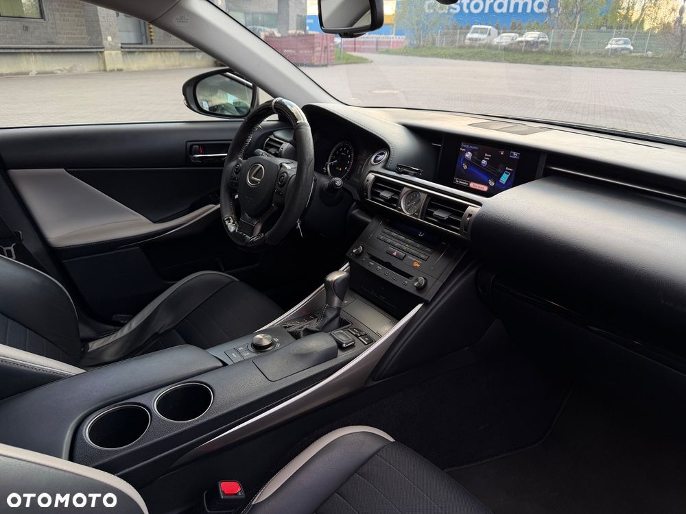 Lexus IS 300h Business Edition - 21