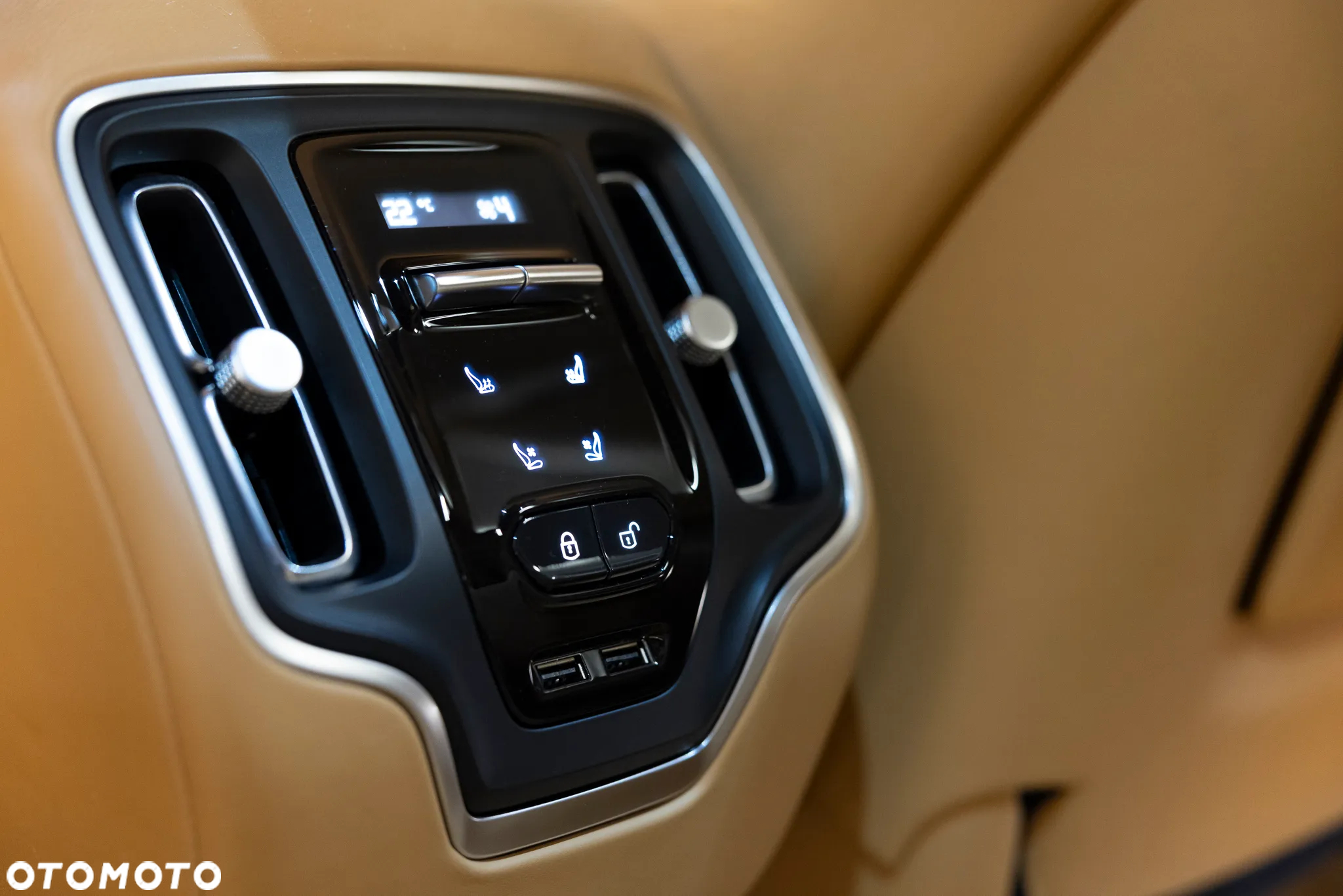 Aston Martin DBX - 18
