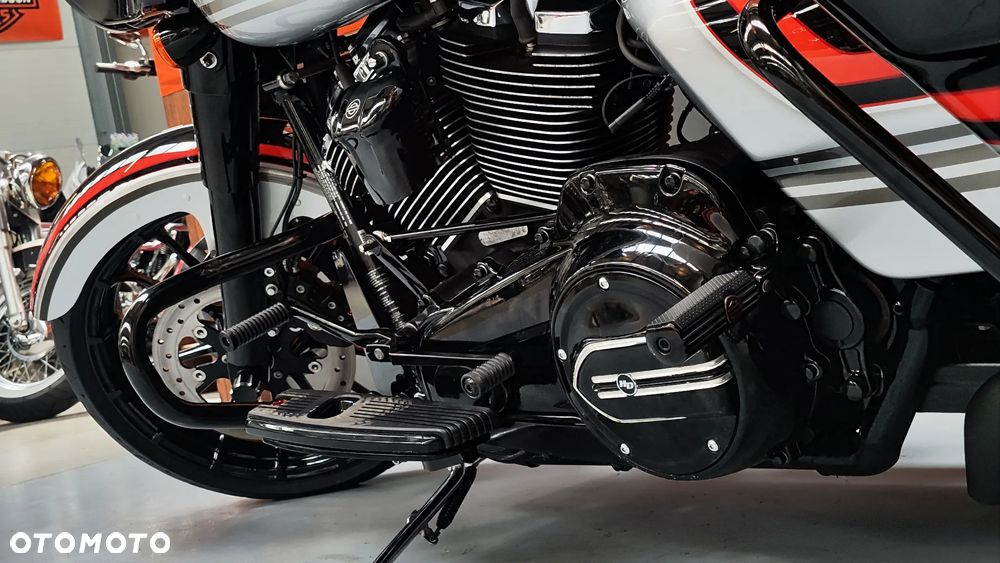 Harley-Davidson Touring Street Glide - 23