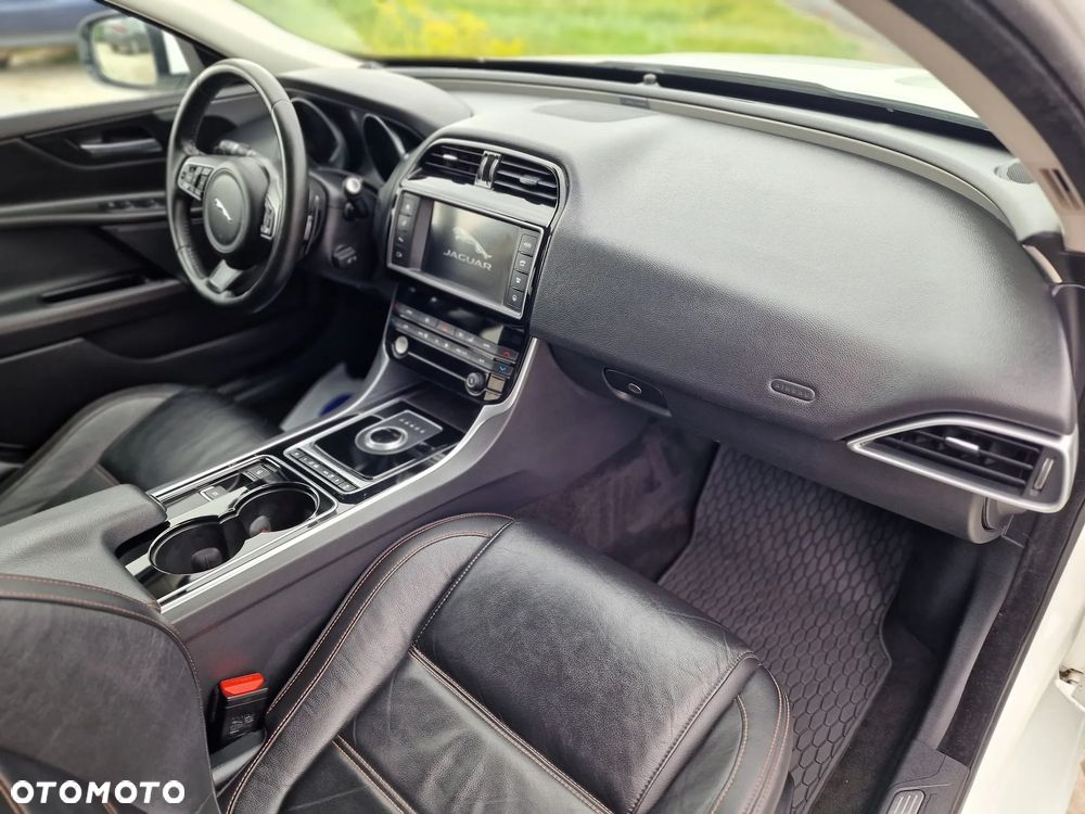 Jaguar XE 20d AWD R-Sport - 26