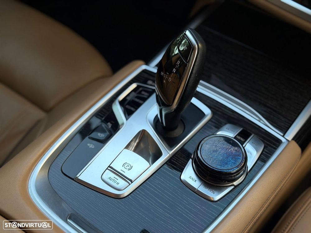 BMW 750 d xDrive Pack M - 37