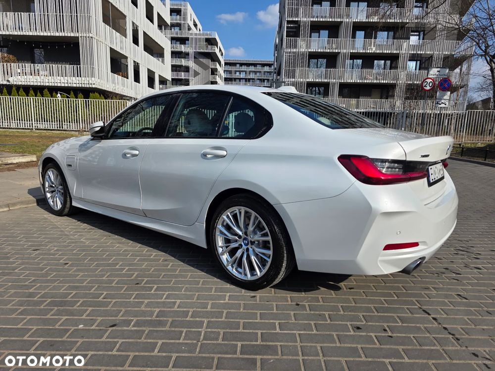 BMW Seria 3 330e xDrive M Sport - 30