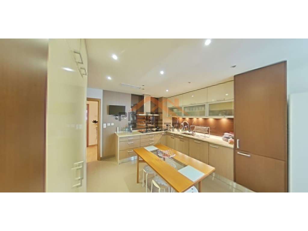 T4 SEMI-NOVO COM VARANDA E BOX PARA 4 CARROS NA QUINTA DO INFANTADO... - Grande imagem: 4/38